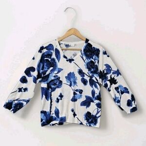 Women White Blouse Knit Sweater Blue Floral 3/4 Sleeve Size L V-Neck Pullover